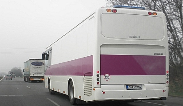 Na dálnici D1 ráno havaroval autobus vězeňské služby