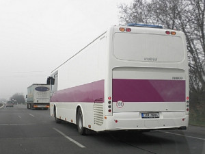 Na dálnici D1 ráno havaroval autobus vězeňské služby