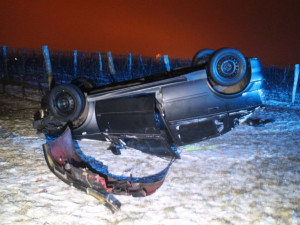 Neznámý řidič nezvládl jízdu na ledovce a poslal auto na střechu. Od nehody utekl