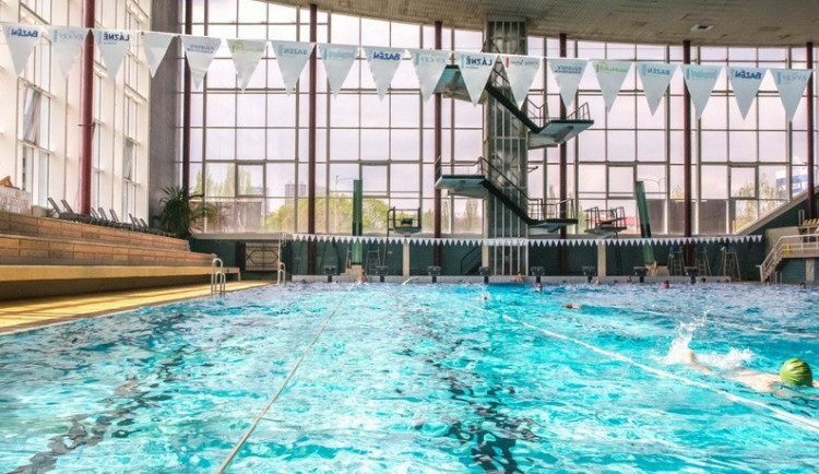 Plavecký stadion za Lužánkami slaví 40 let. V neděli bude plavání pro veřejnost zdarma