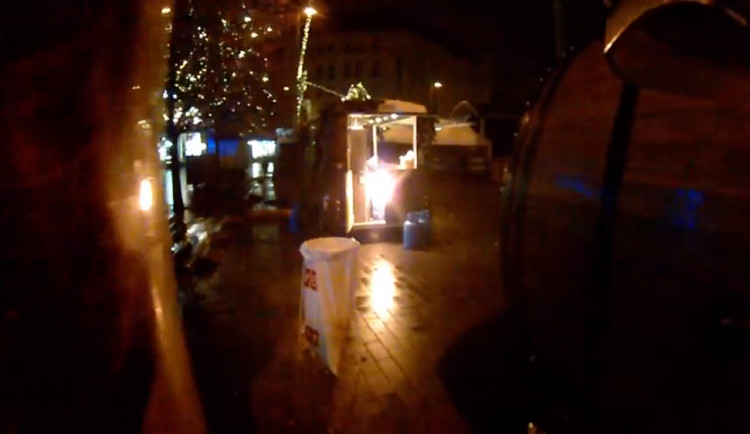 VIDEO: Ve stánku na vánočních trzích na Svoboďáku začalo hořet
