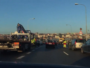 VIDEO: Ranní ledovka způsobila v Brně komplikace. Při dvou hromadných nehodách se srazilo 17 aut