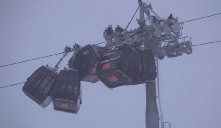 ZE ZAHRANIČÍ: V oblíbeném lyžařském středisku v Rakousku se srazilo pět kabinek lanovky