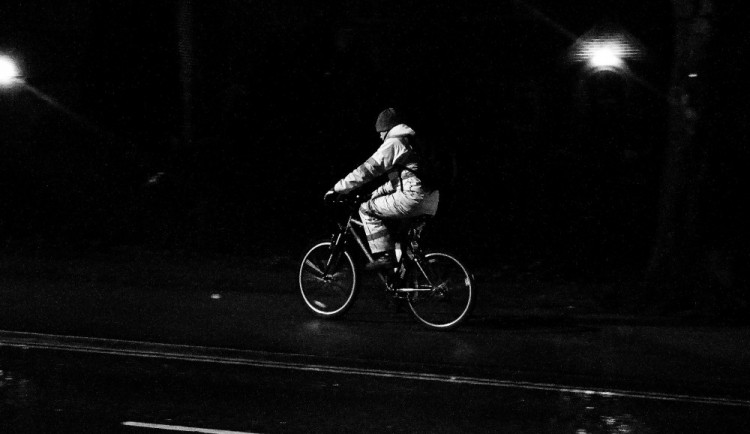 Řidič dodávky srazil cyklistku. Policisté hledají svědky nehody