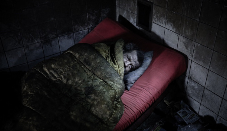 Noční mrazy ohrožují lidi bez domova na životě. Darovat noc v teple přitom tolik nestojí