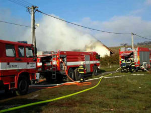 FOTO: Na Brněnsku hořel rodinný dům. Požár vznikl z nedbalosti při nakládání s popelem