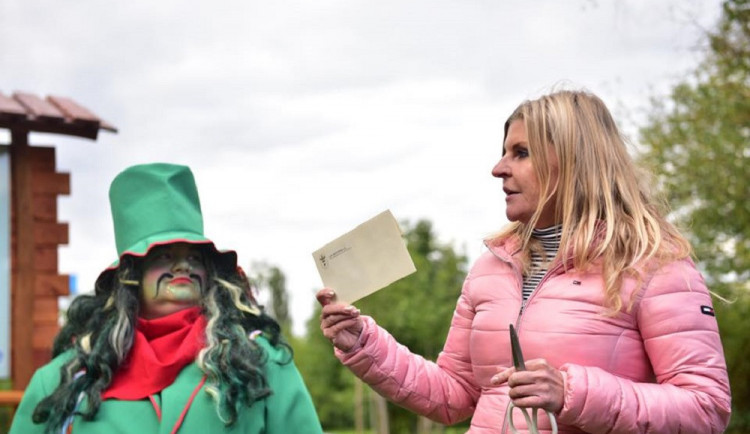 Lídryně hnutí ANO v Černovicích Šárka Korkešová - v růžovém