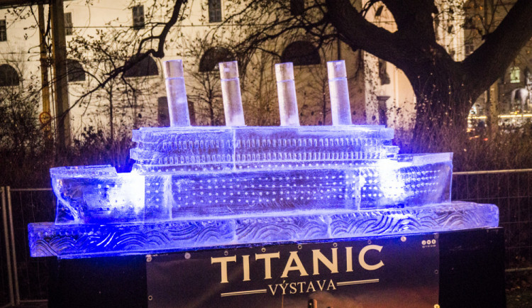 FOTOGALERIE: Na Moraváku zakotvil Titanic z ledu. Měl by vydržet několik dní