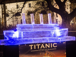 FOTOGALERIE: Na Moraváku zakotvil Titanic z ledu. Měl by vydržet několik dní
