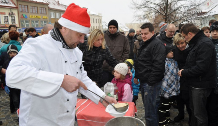 V Boskovicích vyneslo rozdávání polévky rekordních 80 tisíc korun. Od začátku tradice se vybral skoro milion