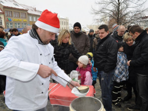 V Boskovicích vyneslo rozdávání polévky rekordních 80 tisíc korun. Od začátku tradice se vybral skoro milion
