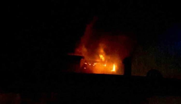 V Brně hořela ubytovna, hasiči zachránili z hořící budovy devět lidí
