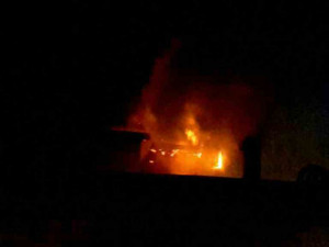 V Brně hořela ubytovna, hasiči zachránili z hořící budovy devět lidí