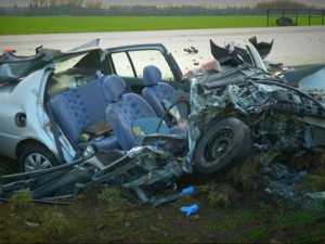 Vážná nehoda v Hodoníně. Řidička zůstala zaklíněná v autě, záchranáři ji museli resuscitovat