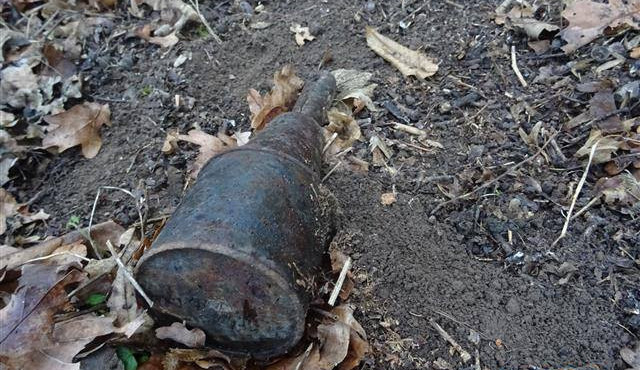 FOTO: Žena našla na procházce pod hradem Veveří nevybuchlý sovětský granát