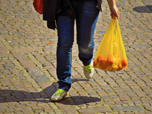 Velké obchodní řetězce v Česku ruší prodej igelitových tašek. Začnou nabízet papírové
