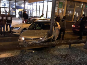 VIDEO: Srážka dvou aut na hlavním nádraží vymrštila jedno z nich do zastávky, kde lidi čekali na šalinu