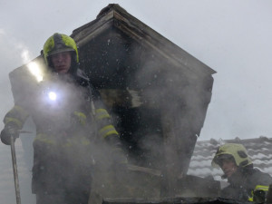 FOTO: V Brně hořel rodinný dům. Při zásahu se zranil hasič a obyvatelka domu