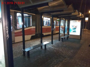 FOTO: Mladík se pohádal s přítelkyní a na konečné v Líšni rozmlátil prosklenou zastávku