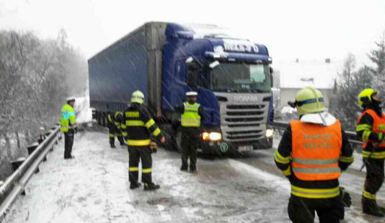 Husté sněžení komplikuje dopravu na jižní Moravě. Autobusy nabírají až hodinová zpoždění