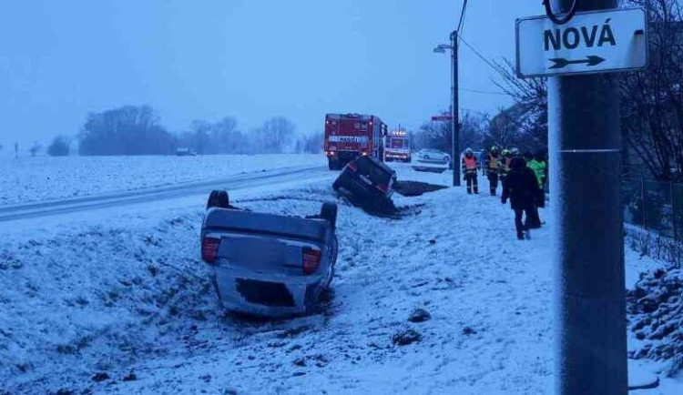 FOTO: Řidiči po ranní sněhové nadílce pořádně zaměstnali jihomoravské hasiče