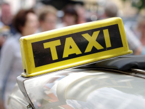 Partička jela taxíkem na Mendlák, místo zaplacení se dala na útěk. Taxikář a strážníci je dohnali