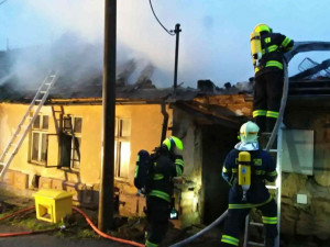 Na Brněnsku dnes ráno hořel rodinný dům, jeden hasič se při zásahu zranil