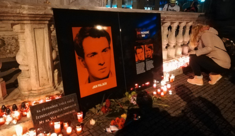 Svíčky pro Jana Palacha na náměstí Svobody