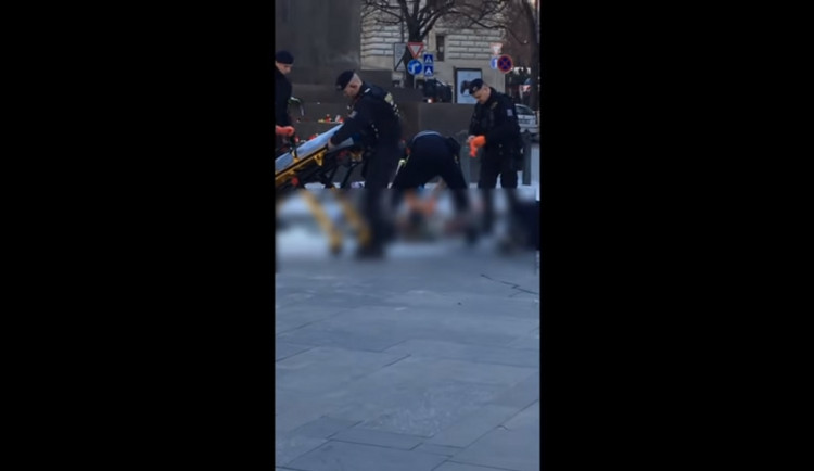Policisté a záchranáři na místě činu