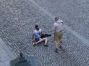 VIDEO: Brutální napadení v centru Brna. Útočníci zmlátili cizince kvůli barvě pleti, jeden ho pak dobil pod kamerami