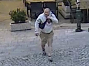 Nepoznáte muže na kamerovém záznamu?