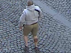 Nepoznáte muže na kamerovém záznamu?