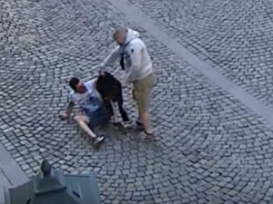 Nepoznáte muže na kamerovém záznamu?