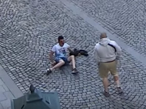 Nepoznáte muže na kamerovém záznamu?