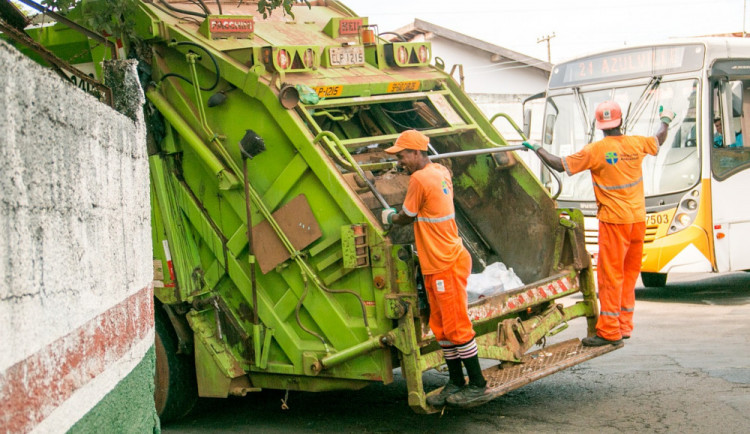 Policisté vyšetřují smrt popeláře, byl slisován uvnitř popelářského vozu
