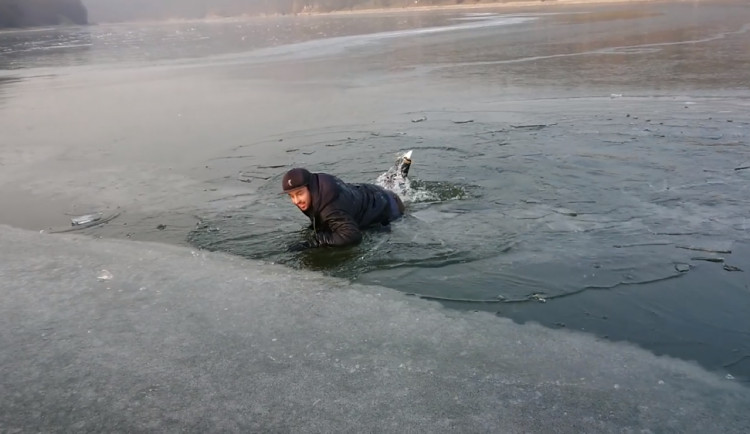VIDEO: Bruslař se propadl ledem na Prýglu, ven se dostal sám. Strážníci před vstupem na led varují