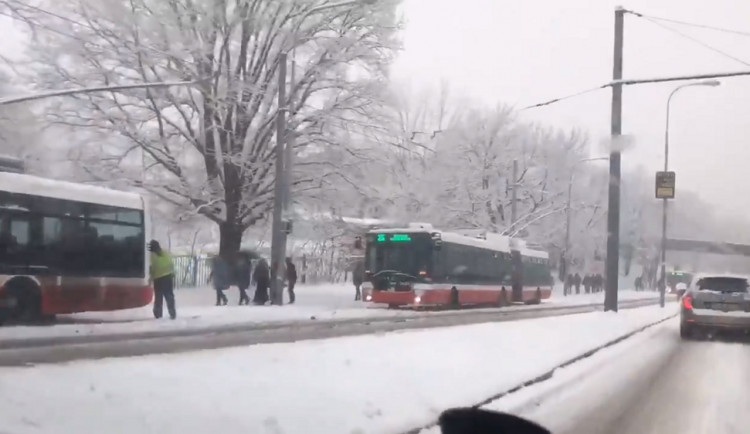 VIDEO: Vydatné sněžení způsobilo na jižní Moravě kalamitu. MHD v Brně nabírá až hodinová zpoždění
