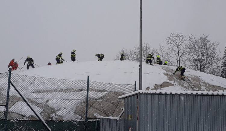 FOTO: Sníh dal zabrat jihomoravským hasičům. Vyjížděli k desítkám nehod, v Brně odstraňovali sníh z nafukovací haly