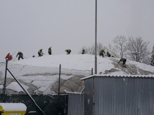 FOTO: Sníh dal zabrat jihomoravským hasičům. Vyjížděli k desítkám nehod, v Brně odstraňovali sníh z nafukovací haly