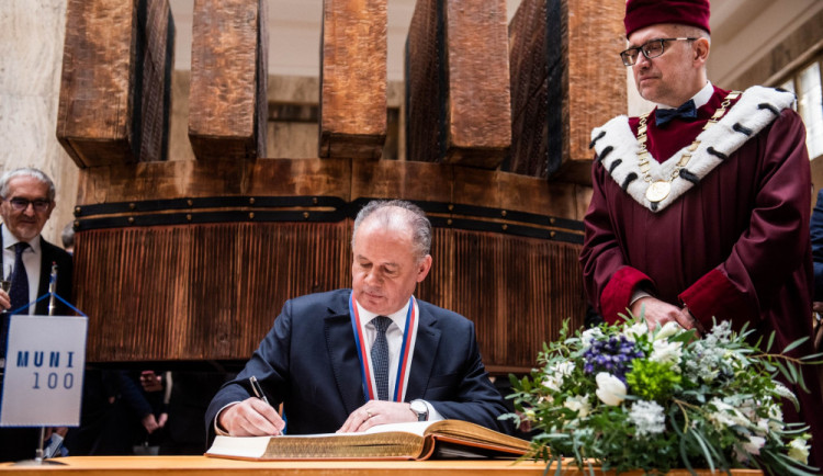 Andrej Kiska a rektor MU Mikuláš bek