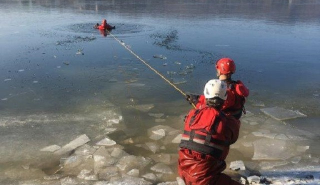 FOTO: Brněnští hasiči trénovali na Prýglu záchranu lidí, pod kterými se probořil led