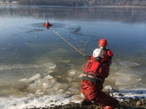 FOTO: Brněnští hasiči trénovali na Prýglu záchranu lidí, pod kterými se probořil led