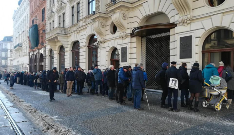 Fronta před ČNB v Brně