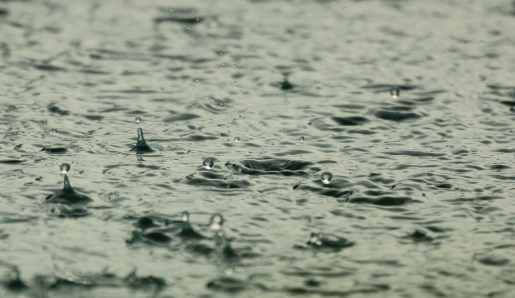 Na Moravě má v neděli vydatně pršet, hrozí záplavy