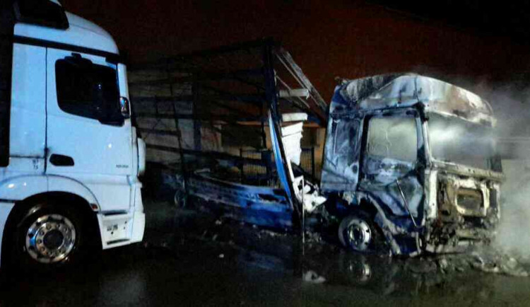 FOTO: Na Brněnsku hořely kamiony, škoda jde do milionů