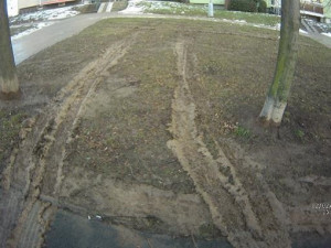 Řidič si při stěhování v Brně zkracoval cestu přes trávu, zůstaly po něm koleje a zničený trávník