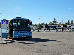 Neznámý řidič naboural zaparkovaný autobus na nádraží ve Vyškově, pátrají po něm policisté