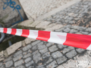 Mladá žena dnes ráno zemřela po pádu z okna na Jiráskově ulici v centru Brna