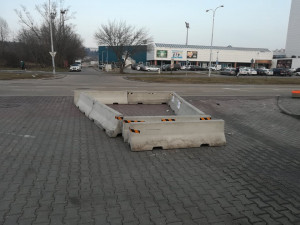 Betonové zátarasy ped hokejovou halou mládeže na Sportovní