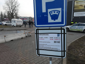 Betonové zátarasy ped hokejovou halou mládeže na Sportovní